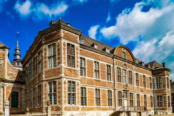 Oude gebouwen van Floreffe Abbey, Buitenaanzicht, zomerdag — Stockfoto