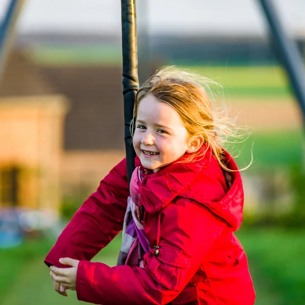 Schattig klein meisje spelen op de speelplaats voor — Stockfoto