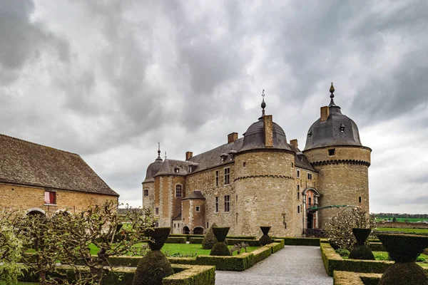 Hermoso castillo antiguo en Bélgica, primavera —  Fotos de Stock