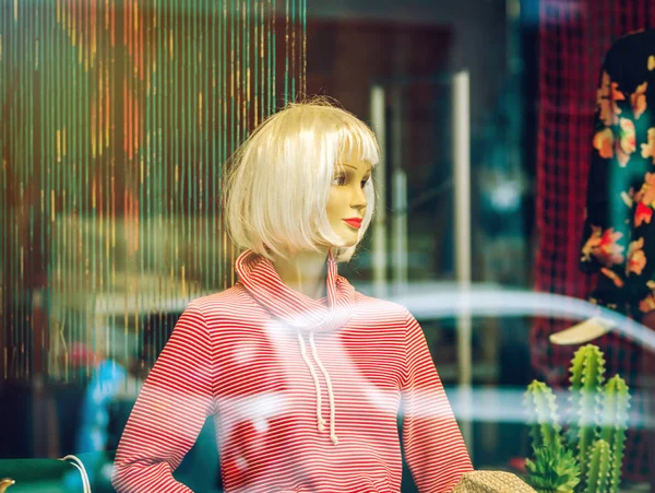 Maniquí de mujer dentro de la tienda, vista a través de la ventana — Foto de Stock