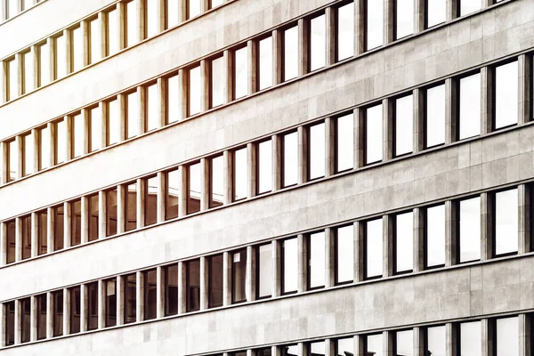 Edifício de vidro moderno em Bruxelas, pattren de janelas — Fotografia de Stock