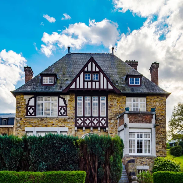 Krásný starý dům se zahradou v Belgii — Stock fotografie