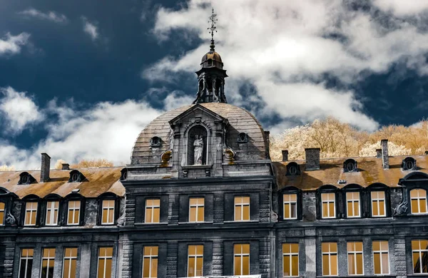 Vue d'architecture classique belge en couleurs infrarouges — Photo