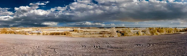 Természeti táj infravörös panoráma gyönyörű felhők — Stock Fotó