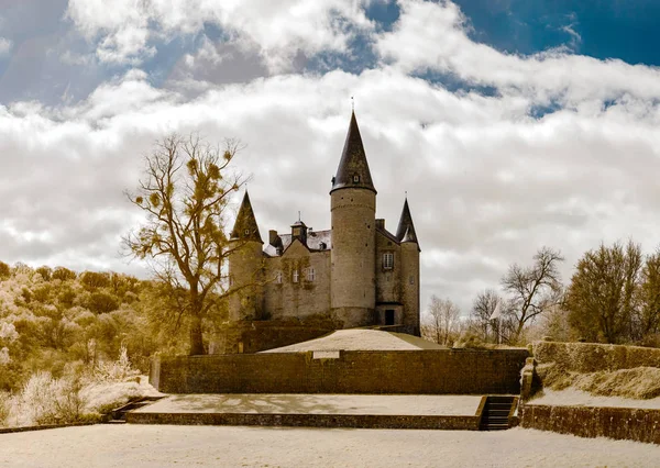 Castelo de Veves medieval perto de Namur, vista infravermelha — Fotografia de Stock