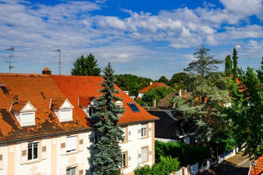 Strazburg sakin eski çeyrek turuncu kiremit çatılar