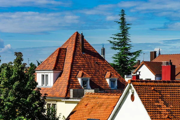 Strazburg sakin eski çeyrek turuncu kiremit çatılar — Stok fotoğraf