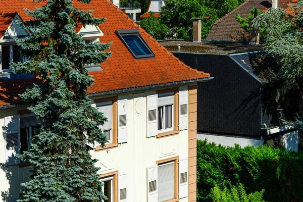 Oranje tegel daken van rustige oude wijk in Straatsburg — Stockfoto