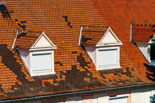 Oranje tegel daken van rustige oude wijk in Straatsburg — Stockfoto