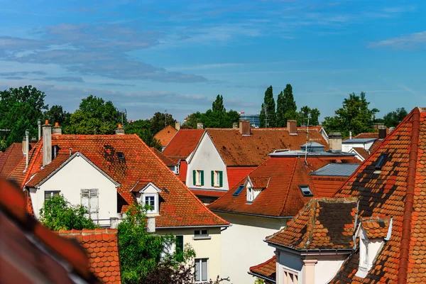 Toits de tuiles orange du vieux quartier calme de Strasbourg — Photo