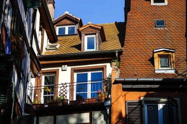 Помаранчевий кахельні даху спокійним старого кварталу в Страсбурзі — стокове фото