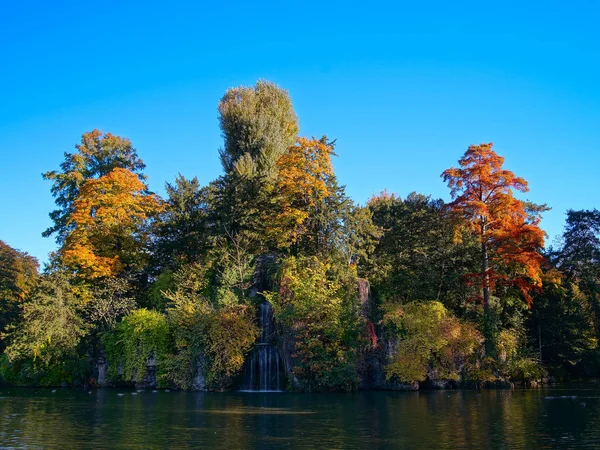 Beau lac avec cascade à Strasbourg, couleurs automnales — Photo