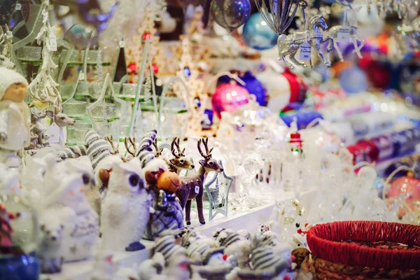 Traditionele kerstmarkt met handgemaakte souvenirs, Straatsburg — Stockfoto