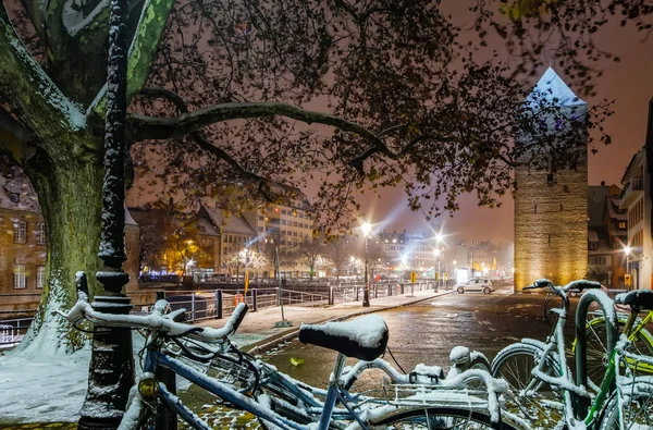 Snötäckta cyklar på gatan, Strasbourg, nattvisning, Chr — Stockfoto