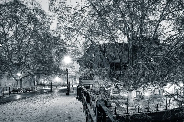 눈 덮인 밤 스트라스부르 흑백 보기에서 거리 — 스톡 사진