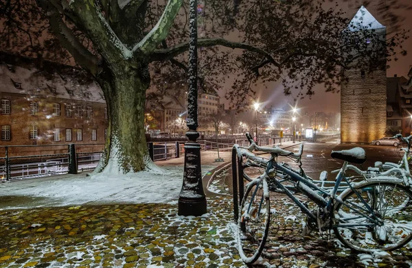 Snötäckta cyklar på gatan, Strasbourg, nattvisning, Chr — Stockfoto