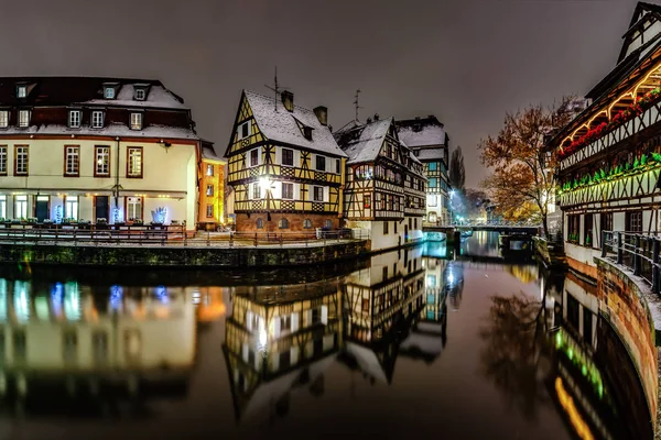 Casas antiguas enmarcadas en madera en el barrio de Petite France, Estrasburgo . — Foto de Stock