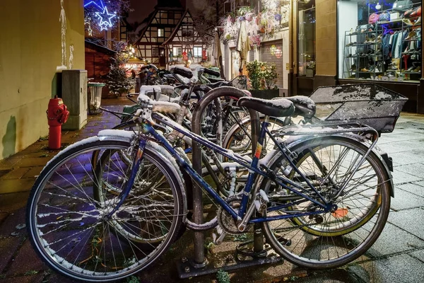 Snow-covered bicycles on the street, Strasbourg, night view, Chr — Stock Photo, Image