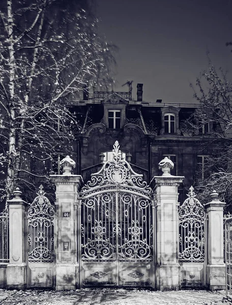 Majestic wrought iron lattice gates, night view, winter — Stock Photo, Image