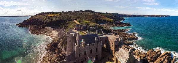 Antiguo castillo medieval francés vista aérea panorámica, costa en B — Foto de Stock