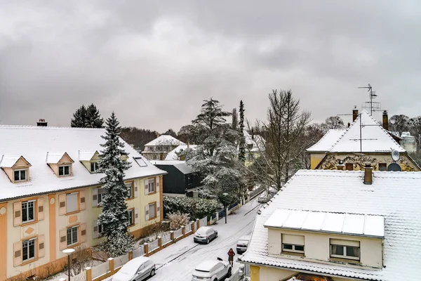 Sneeuw bedekte roors van de oude wijk in Straatsburg na sneeuwval — Stockfoto