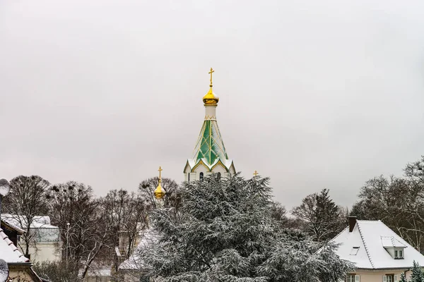 Православная русская церковь в Страсбурге, городские крыши после снегопада — стоковое фото