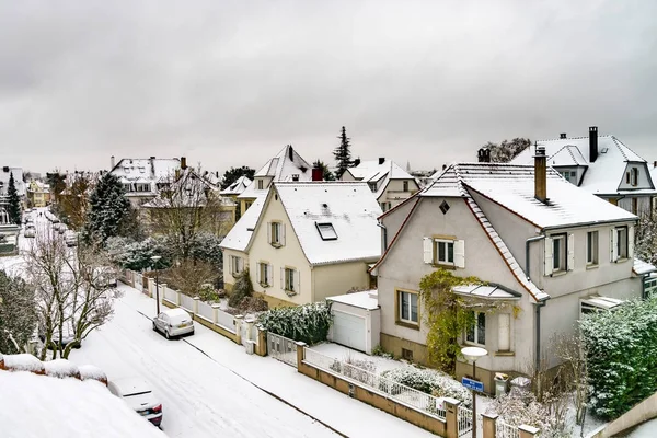 Snötäckta roors av gamla kvarteren i Strasbourg efter snöfall — Stockfoto