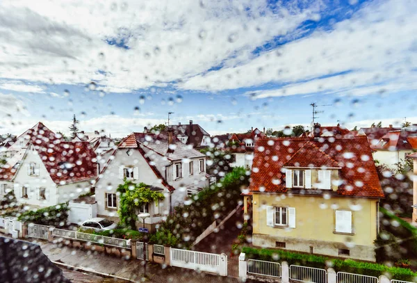 Deszczowa pogoda widok przez okno z wody spadnie na gl — Zdjęcie stockowe