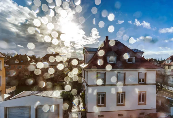 Regenwetter-Blick durch das Fenster mit Wassertropfen auf dem Dach — Stockfoto