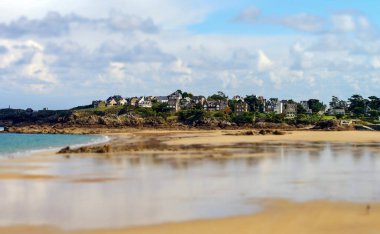 Uzun kıyı şeridi, sarı kum plaj, Bretagne düşük tide su