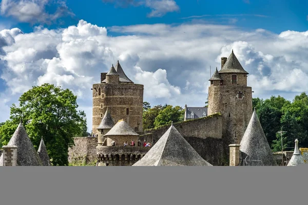 Castillo de Fougeres en Bretaña, Francia, día soleado — Foto de Stock