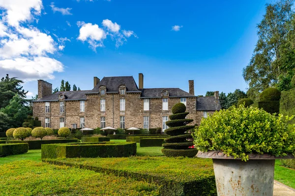 Rendszeres kertben, a kis francia kastély, napnyugta időpontja — Stock Fotó