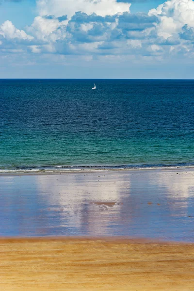 Low tide water on coastline, yellow sand of the beach, Bretagne — Stock Photo, Image