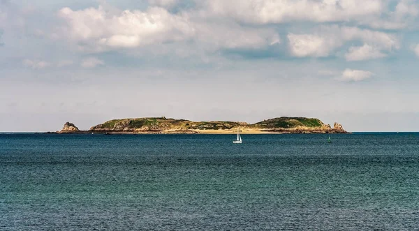 Vacker sten ö i havet och vita yacht — Stockfoto