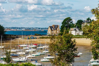 Birçok küçük tekneler ve yatlar, bağlantı noktası, St-Malo, Brittany