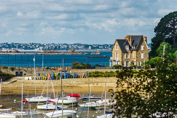 Muchos pequeños barcos y yates en el puerto de St-Malo, Bretaña — Foto de Stock