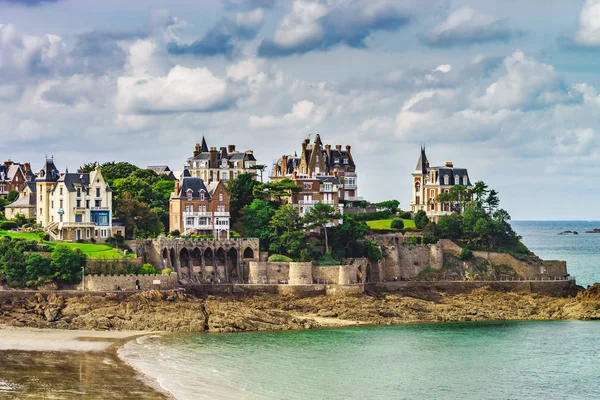 Alte französische Villen am Meer der Bretagne — Stockfoto