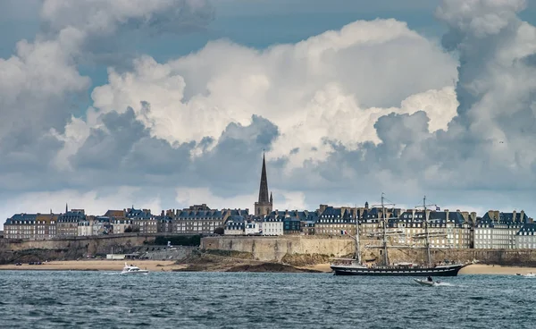 Hermosa vista otoñal de St-Malo, antigua ciudad pirata — Foto de Stock