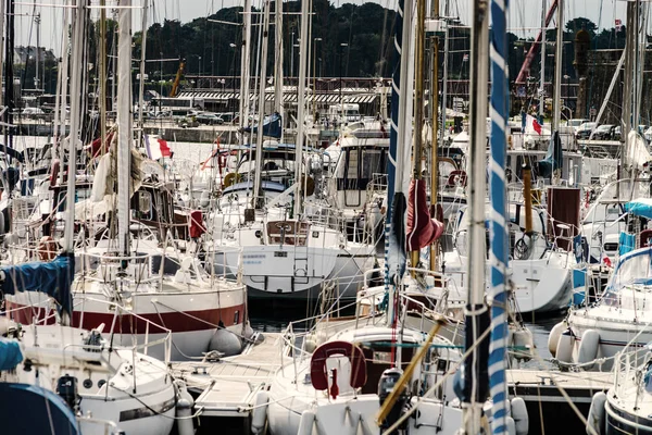 Muitos pequenos barcos e iates no porto de St-Malo, Bretanha — Fotografia de Stock
