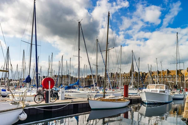 Wiele małe łodzie i jachty w porcie St-Malo, Bretania — Zdjęcie stockowe