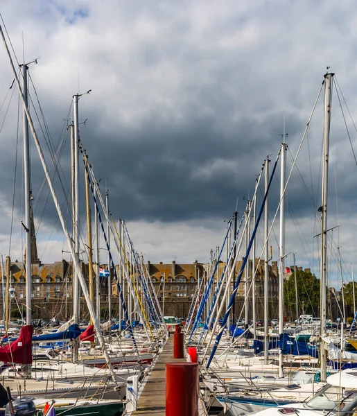 Muitos pequenos barcos e iates no porto de St-Malo, Bretanha — Fotografia de Stock