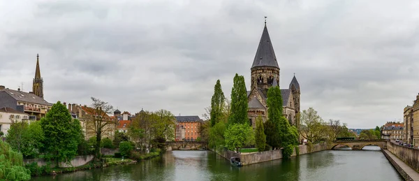 Vackra katedralen i Metz, Frankrike, acloudy väder — Stockfoto