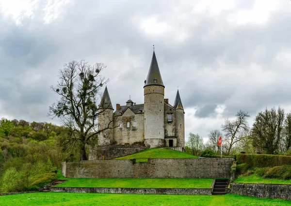 Castelo medieval clássico de Veves na Bélgica — Fotografia de Stock