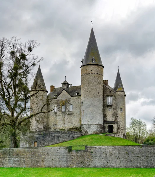 Klassieke middeleeuwse kasteel van Veves in België — Stockfoto