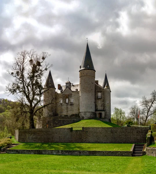 Klasické medieval Castle Veves v Belgii — Stock fotografie