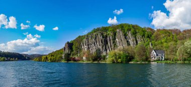 Meuse Nehri yakınında Namur, Riverside'da güzel rock