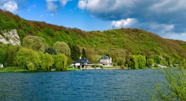 Meuse Nehri yakınında Namur, Riverside'da güzel rock