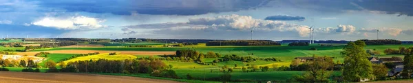 Campos coloridos no campo belga vista panorâmica com vento — Fotografia de Stock