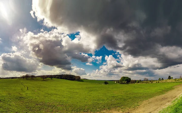Panoramablick auf die ländliche Landschaft, sonniger Frühlingstag — Stockfoto