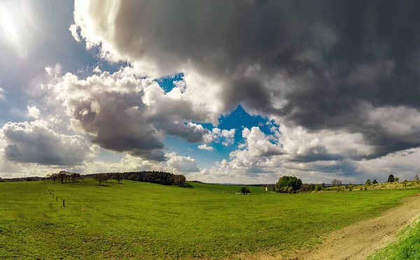 Vista panoramica sul paesaggio rurale, soleggiata giornata primaverile — Foto Stock